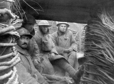 American and French troops in a trench at the front, 1917-1918 by Unbekannt