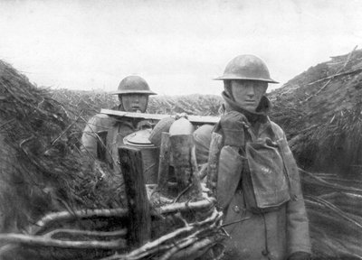 American Troops at the Front Delivering Soup to Their Comrades, 1917-1918 by Unbekannt