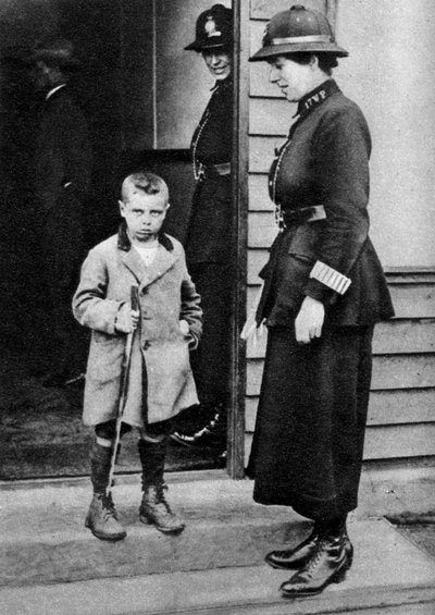 An East End child and a policewoman, London, 1926-1927 by Unbekannt