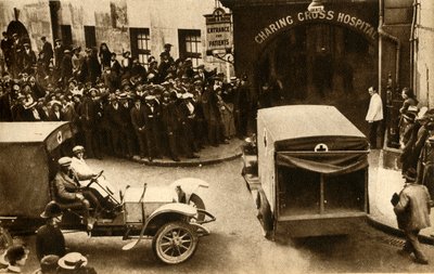 An ambulance driving into Charing Cross Hospital with casualties, London, 1914, 1933 by Unbekannt