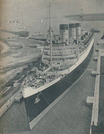 Arrival of RMS Cunard White Star Liner Queen Mary in King George V Graving Dock by Unbekannt