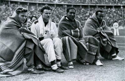 Athletes Frank Wykoff, Paul Hanni, Ralph Metcalfe and Jesse Owens, Berlin Olympics, 1936 by Unbekannt
