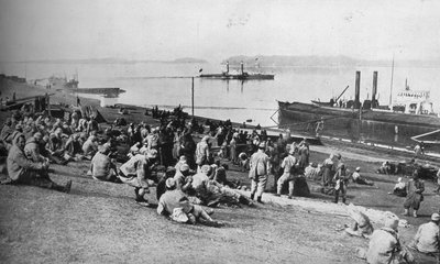 Austrian prisoners taken by Serbians resting at mid-day on the banks of the Danube by Unbekannt