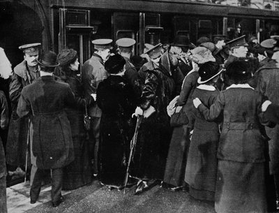 Back to the Trenches from Victoria Station, London, 1915 by Unbekannt
