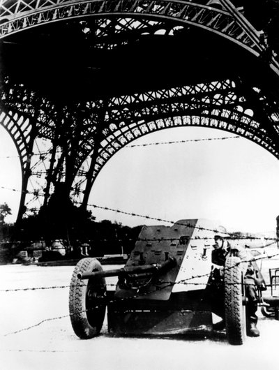 Barbed wire and anti-tank gun beneath the Eiffel Tower, German-occupied Paris, 1940-1944 by Unbekannt