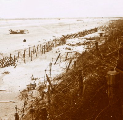 Barbed wire barriers on the beach, Nieuwpoort-Bad, Flanders, Belgium by Unbekannt