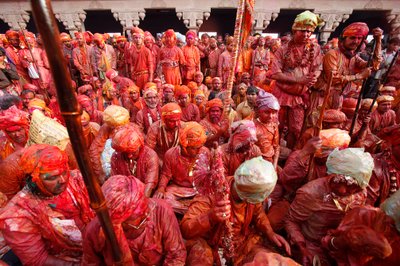 Barsana Villagers Celebrating Holi in Nandgaon, India by Unbekannt