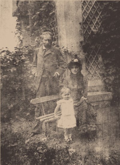 Berthe Morisot, her husband Eugène Manet and their daughter, Julie by Unbekannt