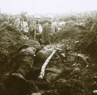 Bodies and prisoners, Les Éparges, northern France, 1915 by Unbekannt