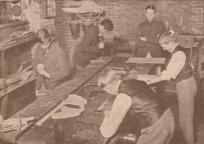 Boys of Harrow School making splints, crutches and other articles for the wounded, c1916 by Unbekannt