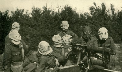 British Machine-gun Section wearing anti-gas masks, First World War by Unbekannt