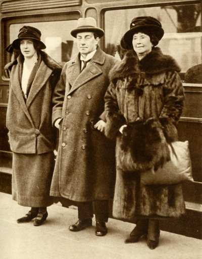British Prime Minister Stanley Baldwin with his wife and daughter, London, 27 January 1923 by Unbekannt