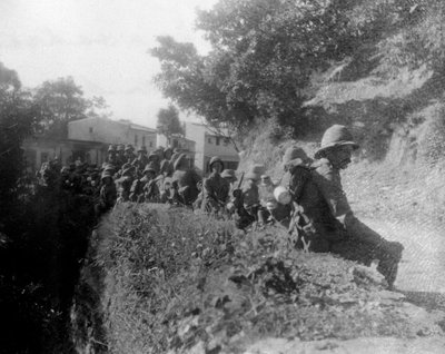 British soldiers resting on a route march, between Kalsi and Chakrata, India, 1917 by Unbekannt