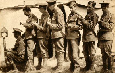 British soldiers synchronising their watches on the front line, First World War by Unbekannt