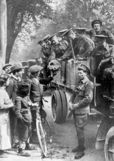 British Troops on the Way to the Front, France, 1914 by Unbekannt