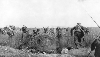 Charge by a regiment of French Zouaves on the plateau of Touvent, Artois, France by Unbekannt