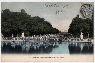 Chateau de Versailles: visitors in front of the Apollo tank basin in the park - Postcard dated 1905 by Unbekannt