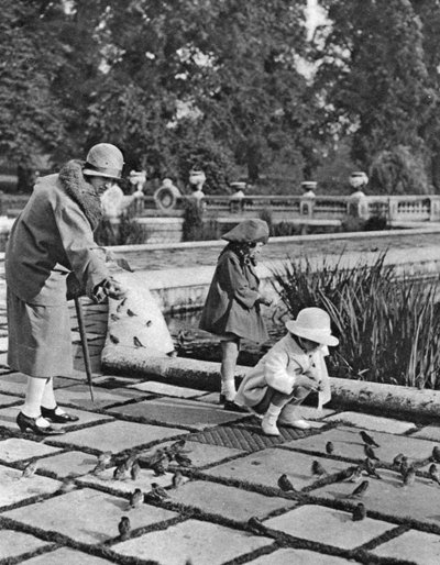 Children Feeding the Sparrows in Hyde Park, London by Unbekannt