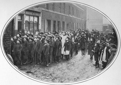 Children Waiting for Free Meals, London by Unbekannt