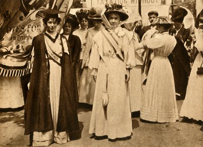 Christabel Pankhurst and Emmeline Pethick-Lawrence, Hyde Park, London, 21 June 1908 by Unbekannt