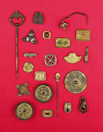 Collection of Anglo-Saxon and Celtic jewellery including gilt bronze mounts, saucer and cruciform brooches and a Merovingian pendant by Unbekannt