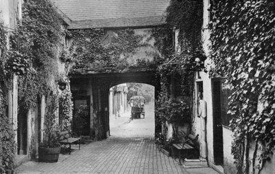 Courtyard of the Saracens Head Inn, Southwell, Nottinghamshire, 1924-1926 by Unbekannt