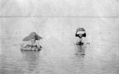 Crossing the Tigris River on Inflated Goat Skins, 1918 by Unbekannt