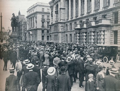 Crowd Waiting Outside the War Office on the Morning Before War Was Declared, 1914 by Unbekannt
