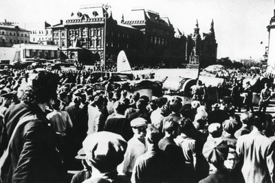 Crowds around a downed German bomber on display in Sverdlov Square, Moscow by Unbekannt