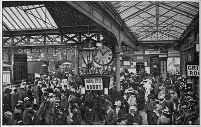 Crowds in Waterloo Station heading off to Ascot races, London, c1900-1901 by Unbekannt