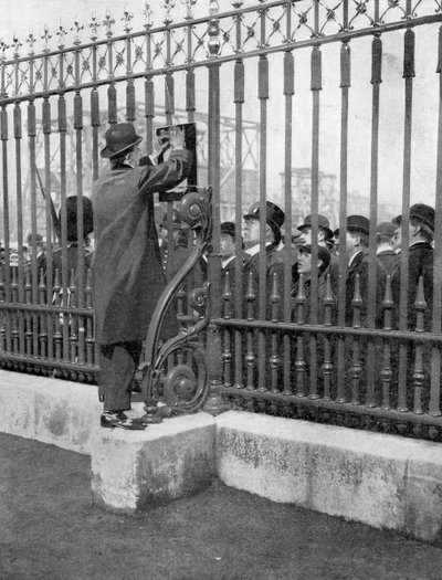 Crowds Outside Buckingham Palace Waiting for News of the Illness of the King, 5th May, 1910 by Unbekannt