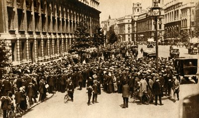 Crowds Waiting Outside Downing Street in London for News About War, July 1914 by Unbekannt