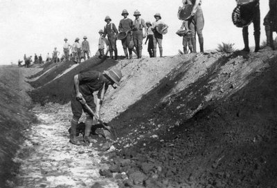 D Company, 15 RWR work party, near Baghdad, 1918 by Unbekannt