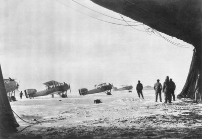 Departure of French Breguet planes for a reconnaissance mission during winter by Unbekannt