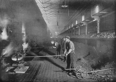 Drawing Retorts by Hand, South Metropolitan Gasworks, Peckham, London, 1903 by Unbekannt