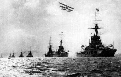Dreadnoughts and hydroplane, British Grand Fleet, North Sea, First World War, 1914 by Unbekannt