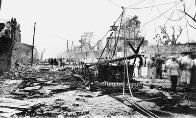 Earthquake damage and a burnt car, King Street, Kingston, Jamaica by Unbekannt