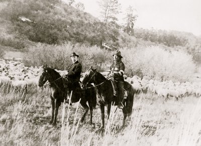Edd Ladd, full-blood Apache Indian, of the Jicarilla Reservation, New Mexico, with Indian Commissioner Cato Sells, on horseback 1920 (photo) by Unbekannt