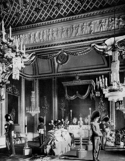 Edward VII lying in state, Throne Room, Buckingham Palace, London, 1910 1937 by Unbekannt
