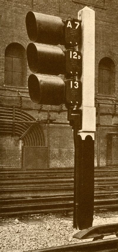 Electric Lamp Signals, with Shades for Day Use, at Baker Street Station, Metropolitan Railway by Unbekannt