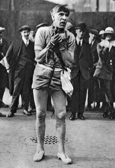 Escapologist Entertaining Theatre-Goers in the Pit Queue, London, 1926-1927 by Unbekannt