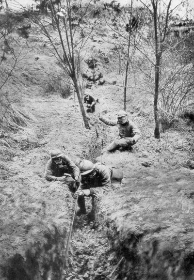 French sappers in gas masks re-laying telephone lines after a bombardment, 1918 by Unbekannt