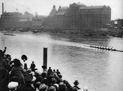 Finish of the Oxford and Cambridge Boat Race, London, 1926-1927 by Unbekannt