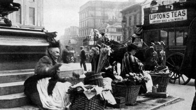 Flower sellers at Piccadilly Circus, London by Unbekannt