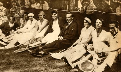 Former king Manuel II of Portugal with tennis players, Britain by Unbekannt