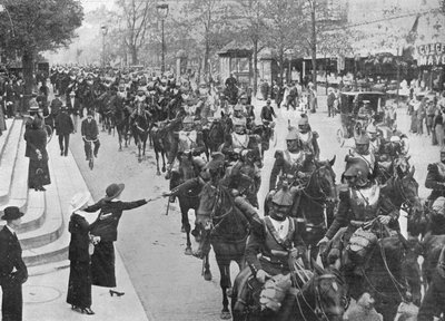 French Cuirassiers Riding Through the Streets of Paris on Their Way to the Front, 1914 by Unbekannt