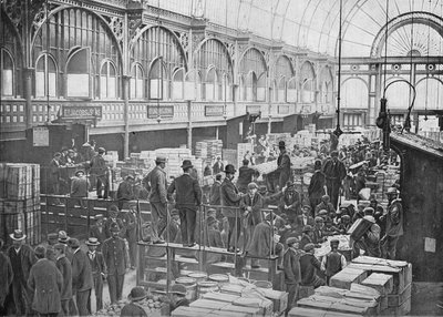 Fruit Auctions at Covent Garden Market, London, c1901 1901 by Unbekannt