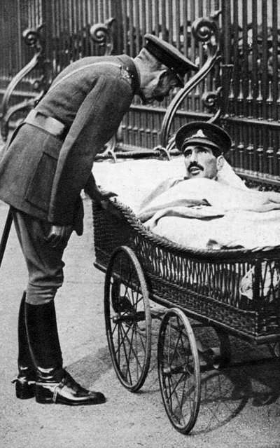 George V with a Wounded Soldier, 7th Battalion Sherwood Foresters, March 1918 by Unbekannt