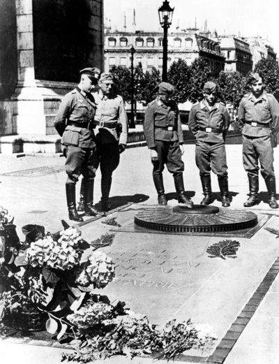 German Soldiers at the Tomb of the Unknown Soldier at the Arc de Triomphe, Paris by Unbekannt