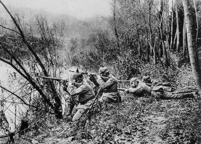 German soldiers at the edge of the River Aisne, France by Unbekannt